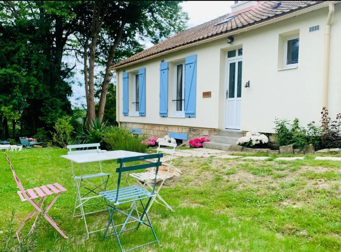 Les Volets Bleus Vila Parmain Exterior foto